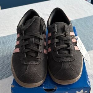 Adidas Women's Stadt Dark Grey with Pink Stripes Sneakers Size 7 1/2 NWT